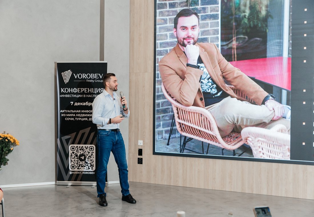 Алексей Кульнев выступает на бизнес-мероприятии